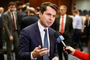 Paraná lança frente parlamentar e cartilha para regularização fundiária