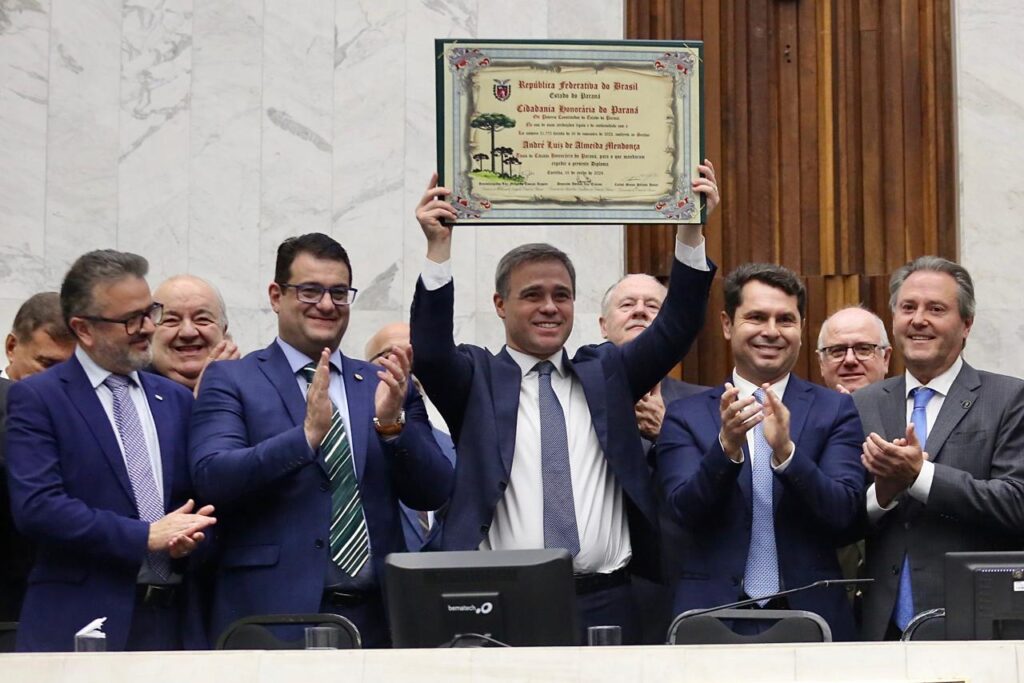 Deputado Alexandre Curi anuncia que a Assembleia Legislativa do Paraná concederá o título de cidadão honorário ao ministro André Mendonça, reconhecendo sua contribuição ao estado.