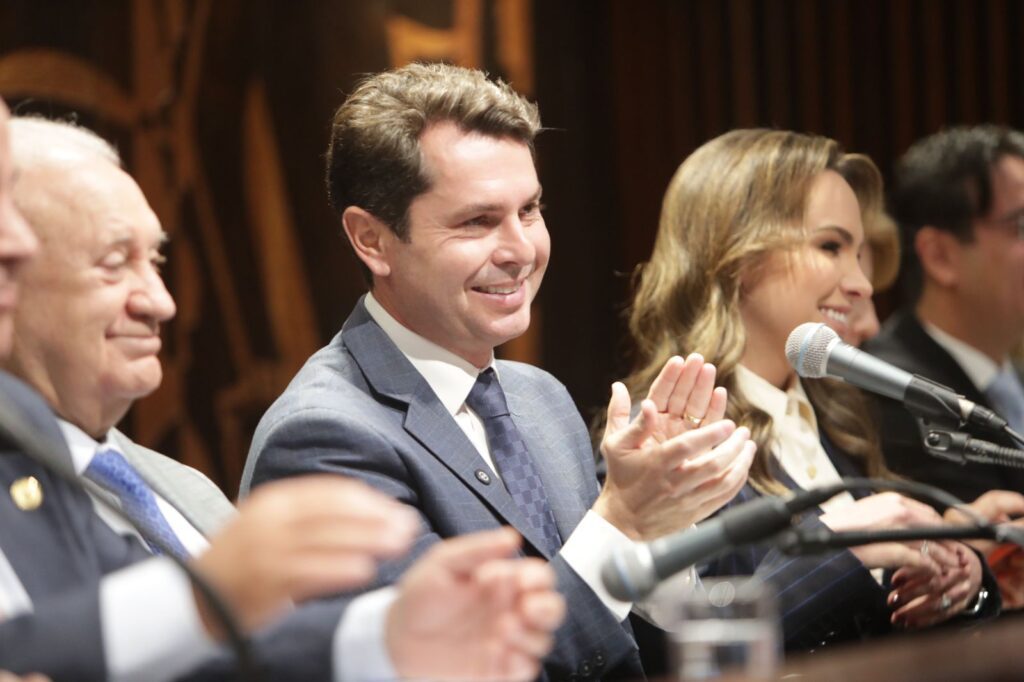 Convênio da Assembleia do Paraná vai regularizar escolas estaduais