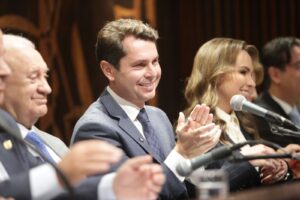 Convênio da Assembleia do Paraná vai regularizar escolas estaduais